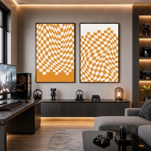 Könnte beinhalten: Zwei gerahmte Wandkunstwerke mit einem Retro-Karomuster in Orange und Weiß. Das Kunstwerk hat einen wellenförmigen, verzerrten Effekt. Die schwarzen Rahmen werden in einem modernen Wohnraum ausgestellt. Ein auffälliges Design.