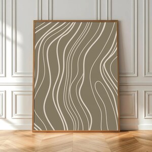 Puede incluir: Una pieza de arte mural rectangular que presenta un fondo color topo con una serie de líneas verticales fluidas de color blanco roto que se curvan y ondulan por la superficie, todo dentro de un marco de madera fina y clara.