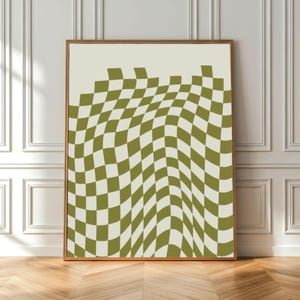 Könnte beinhalten: Ein gerahmter Kunstdruck mit einem wellenförmigen Schachbrettmuster in Olivgrün und Creme. Das Kunstwerk wird in einem Holzrahmen präsentiert, der das moderne Design unterstreicht. Ein stilvolles Wanddekor für Ihr Zuhause.