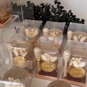 Può includere: Una tazza di ceramica bianca con manico nero e la scritta "But First, Coffee" in nero, in grassetto. La tazza è appoggiata su una superficie bianca.