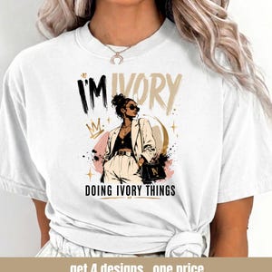 Könnte beinhalten: Weißes T-Shirt mit dem Text "I'M IVORY DOING IVORY THINGS" und einer Illustration einer Frau in einem cremefarbenen Anzug. Das Design beinhaltet eine Krone und eine Handtasche. Der untere Teil des Shirts hat den Text "get 4 designs . one price instant downoald.perfect for shirt".