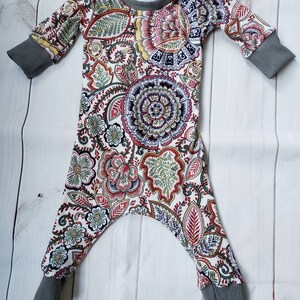 Handgemaakte romper met envelopsluiting in een gebreid boho-bloemenprint