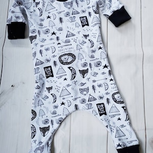 Handgemaakte babyromper met envelopsluiting in een gebreide bosprint