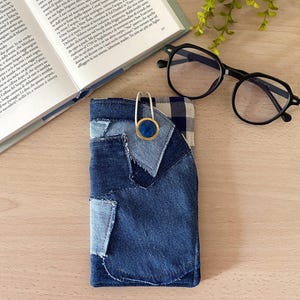 Estojo para óculos feito à mão em jeans reciclado, com patchwork azul. Ideal para presente sustentável, macio, leve e ecológico. Fabricado na Itália.