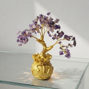 Escultura de árbol de cristal de amatista hecha a mano en maceta dorada, bonsái de piedras preciosas, árbol de la prosperidad Feng Shui, decoración para sala de meditación, idea de regalo espiritual.
