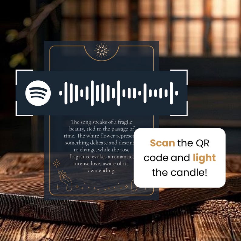 K&ouml;nnte beinhalten: Eine dunkelblaue Karte mit einem Spotify-Code und Text. Die Karte liegt auf einer Holzoberfl&auml;che. Der Text lautet: "Das Lied spricht von einer zerbrechlichen Sch&ouml;nheit...Scannen Sie den QR-Code und z&uuml;nden Sie die Kerze an!"