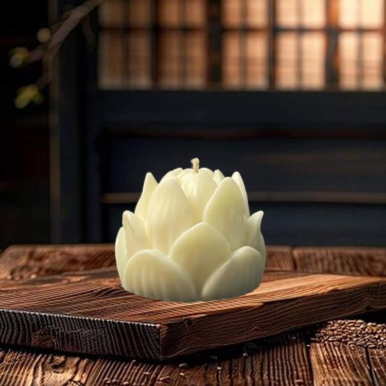 K&ouml;nnte beinhalten: Eine cremefarbene Lotusbl&uuml;tenkerze mit Docht. Die Kerze steht auf einer Holzoberfl&auml;che. Die Kerze ist ein dekorativer Gegenstand.