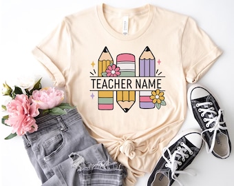 Camiseta personalizada com o nome do professor | Camiseta personalizada com lápis para professores | Camiseta para professor(a) do jardim de infância | Camiseta para volta às aulas | Presente para o primeiro dia de aula do professor