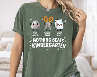 Camiseta Comfort Colors para Professores do Jardim de Infância | Camiseta de Volta às Aulas | Presente para Professores | Camiseta Pedra, Papel e Tesoura | Presente para o Primeiro Dia de Aula