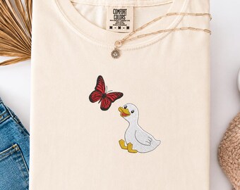 Camiseta Bordada com Ganso e Borboleta | Camiseta Comfort Colors com Ganso | Camiseta Divertida para Amantes da Natureza | Camiseta com Estampa Fofa de Animais Selvagens | Presente para Amantes de Pássaros