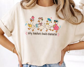 Camiseta de profesor gracioso con ganso / Camiseta "Los profesores graciosos desarrollan el carácter" / Camiseta de vuelta al cole / Regalo de agradecimiento para profesores / Regalo divertido para profesores