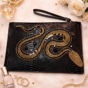 ブラックスネーク装飾クラッチバッグ｜ビーズ付き蛇モチーフリストレット｜ラグジュアリーなパイソン柄ステートメントバッグ