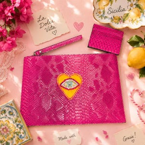 Bolso de mano rosa con estampado de ojo turco y piel de serpiente – Monedero de imitación de pitón – Bolso de noche llamativo con corazón amarillo adornado con cristales