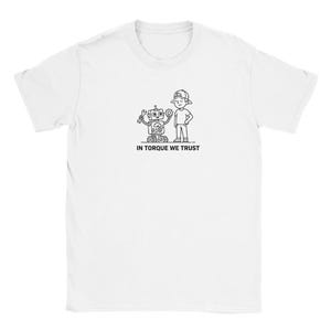 Könnte beinhalten: Weißes T-Shirt mit einer Schwarz-Weiß-Illustration eines Roboters und einer Person. Der Roboter hält ein Zahnrad, und die Person trägt eine Baseballkappe. Der Text "IN TORQUE WE TRUST" ist darunter gedruckt.