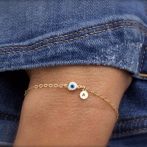 Initiale pendante du bracelet mauvais œil - petit bracelet mauvais œil - petites breloques - mini mauvais œil - cadeau pour femme - cadeaux personnalisés -