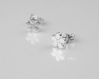 Small Flower studs -  tiny daisy post earrings - dainty flower stud - gold small flower stud  - tiny studs