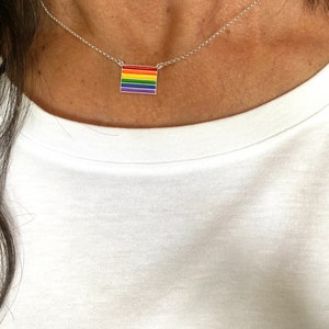 LGBTQ Flagge Halskette - Regenbogen Anhänger - Gay Pride Schmuck - Regenbogen Schmuck - Pride Flagge Halskette - LGBTQ Geschenk - Pride Month