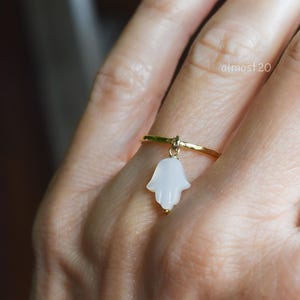 Pierścień zwisający z dłonią Hamsa - pierścień zwisający z masy perłowej Hamsa - malutki Hamsa - amulet ochronny
