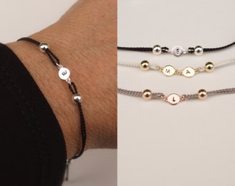 Bracelet initial avec cordon de soie - bracelet personnalisé - bijoux personnalisés - initiales estampées à la main - cadeaux personnalisés