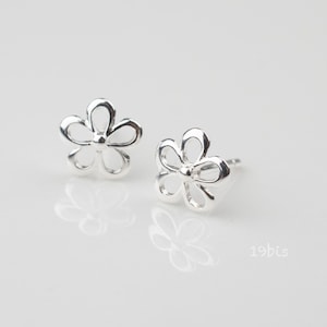 Tiny daisy studs -  daisy post earrings - dainty flower stud - gold small flower stud - silver daisy post earrings
