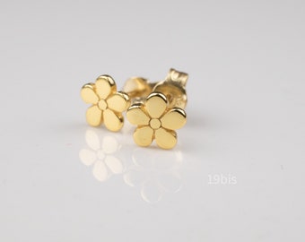 Flower stud earrings -  tiny daisy post earrings - dainty flower stud - gold small flower stud - silver daisy post earrings - tiny studs
