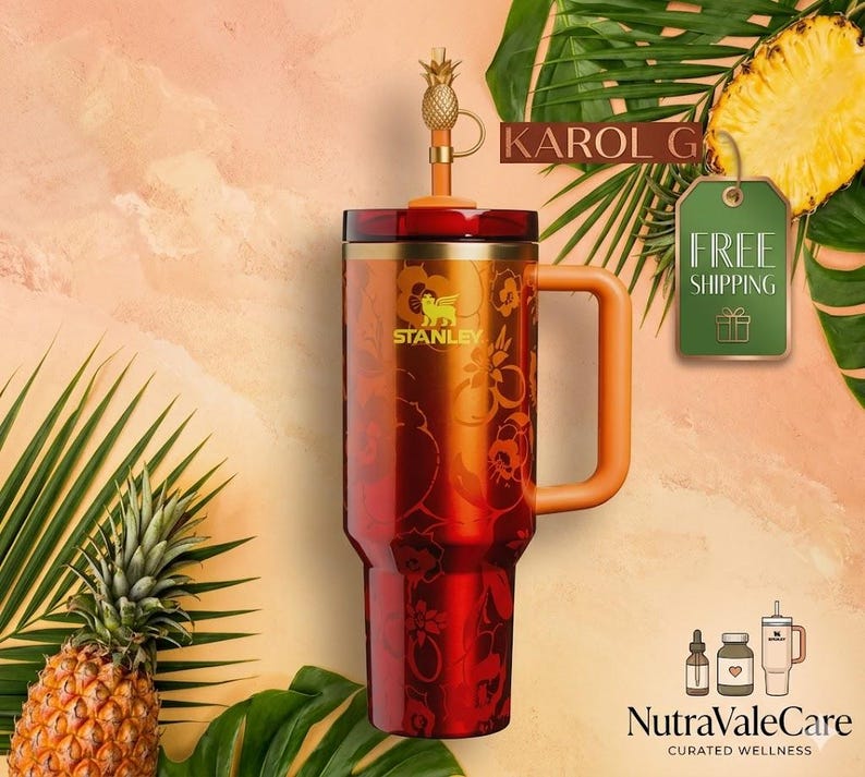 Pode incluir: Um copo Stanley vermelho e laranja com um design floral e uma al&ccedil;a. O copo tem uma tampa de palha em forma de abacaxi. A palavra "STANLEY" &eacute; vis&iacute;vel no copo. O fundo inclui um abacaxi e folhas de palmeira.