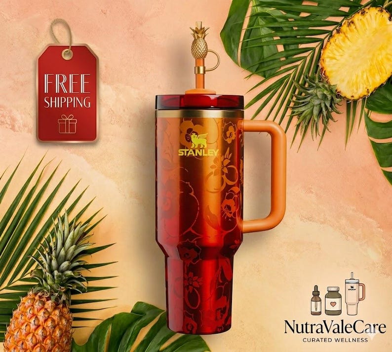 Pode incluir: Um copo Stanley vermelho e laranja com uma al&ccedil;a e uma tampa de canudo em forma de abacaxi. O copo tem um design floral e o logotipo da Stanley. Uma etiqueta vermelha com "FRETE GR&Aacute;TIS" &eacute; vis&iacute;vel.