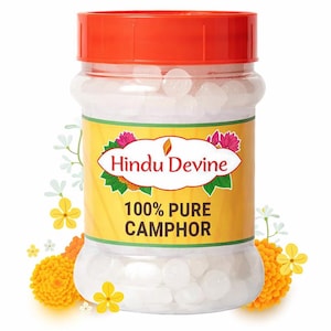 Pode incluir: Um frasco de plástico transparente com tampa laranja brilhante cheio de cristais de cânfora brancos. O frasco tem um rótulo amarelo com o texto "Hindu Devine" e "100% Pure Camphor". Flores decorativas circundam o frasco.