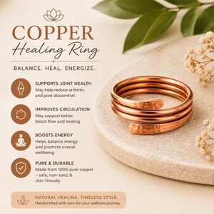 Könnte beinhalten: Ein Kupferring mit mehrfachem Wickeldesign und einer gehämmerten Textur an den Enden. Das Bild enthält den Text: COPPER Healing Ring, BALANCE. HEAL. ENERGIZE., SUPPORTS JOINT HEALTH, IMPROVES CIRCULATION, BOOSTS ENERGY, PURE & DURABLE, NATURAL HEALING. TIMELESS STYLE.