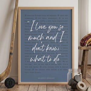 Può includere: Stampa incorniciata con sfondo blu e testo bianco in corsivo. Il testo recita "I love you so much and I don't know what to do." La frase "Heated Rivalry" è in basso.