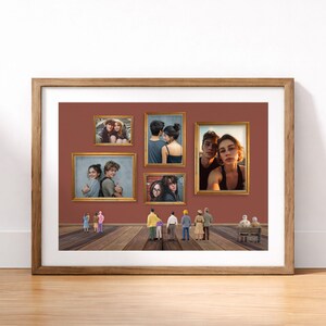 Può includere: Un'opera d'arte incorniciata con sei fotografie incorniciate di coppie. Le fotografie sono esposte su uno sfondo marrone-rossastro, con figure in miniatura di persone in piedi su un pavimento di legno di fronte all'opera d'arte. La cornice è in legno.
