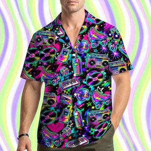 Puede incluir: Una camisa de manga corta con botones y un patrón de colores neón vibrantes sobre un fondo negro. El estampado incluye gráficos retro como radiocasetes, patines, discos de vinilo, bolas de discoteca, teclados y consolas de videojuegos.