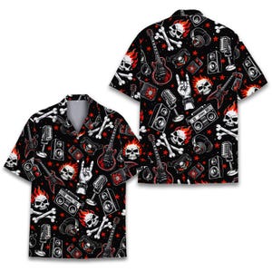 Puede incluir: Una camisa de manga corta con botones sobre fondo negro que presenta un patrón repetitivo de calaveras en llamas, guitarras eléctricas, micrófonos, radiocasetes, auriculares, gestos de mano rockeros y estrellas rojas.