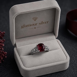 Anel vintage com rubi vermelho em corte almofada, aliança floral em prata de lei, anel de noivado gótico, joia com pedra preciosa em estilo antigo, presente perfeito para ela.