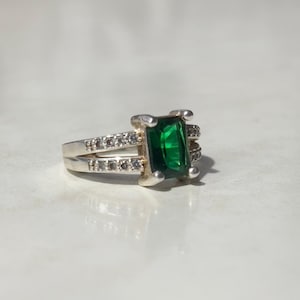 Anillo con piedra verde talla esmeralda, anillo de plata de ley 925 con brazo dividido, engaste floral vintage, anillo de compromiso llamativo, regalo elegante para ella.
