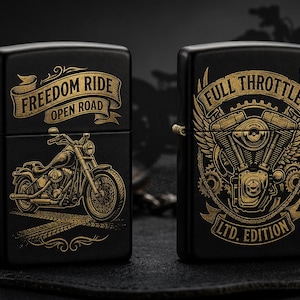 以下が含まれることがあります： 黒いライター2つ。金色でバイクをテーマにしたデザイン。1つは「Freedom Ride Open Road」とバイクのグラフィック。もう1つは「Full Throttle LTD. Edition」とエンジンのグラフィック。