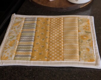 Manique jaune patchwork, dessous de plat matelassé à motifs floraux, décoration de cuisine style cottage