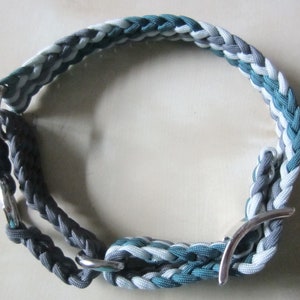 Puede incluir: Collar trenzado para perros en tonos grises, turquesa y blanco. El collar presenta un dise&ntilde;o tejido con herrajes met&aacute;licos plateados. El collar est&aacute; dise&ntilde;ado para un perro de tama&ntilde;o mediano.