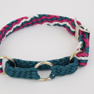 Puede incluir: Un collar trenzado para perros en color teal, blanco y magenta. El collar presenta una hebilla de metal plateado y dos anillos de metal plateado. El collar est&aacute; dise&ntilde;ado con un patr&oacute;n trenzado y es adecuado para mascotas.