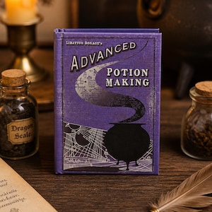 Peut inclure: Un livre violet intitulé "ADVANCED POTION MAKING" avec une illustration de chaudron noir. Le livre est entouré de flacons de potions, d'une bougie allumée et d'une plume, créant un thème magique.