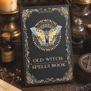 Puede incluir: Un libro negro titulado "OLD WITCH SPELLS BOOK" con un diseño de mariposa dorada. La imagen incluye botellas de boticario, una vela encendida y otros objetos, creando un ambiente vintage y místico.