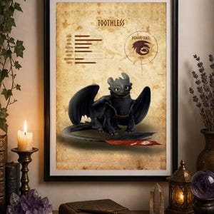 Op de afbeelding: Ingelijste print met Tandloos uit How to Train Your Dragon. Het kunstwerk toont Tandloos met zwarte vleugels en een bruin harnas, tegen een achtergrond in perkamentstijl. De print bevat de tekst "Toothless" en een drakenklasse-embleem.