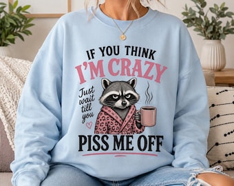Sarkastischer Waschbär (PNG), Lustiger Kaffee-Spruch (PNG), Humorvolle Waschbär-Mama, Freches Zitat für Introvertierte, Sublimationsdesign