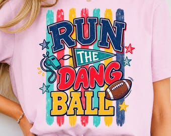 „Run The Dang Ball“ (PNG), „Football Mom“ (PNG), Design für ein Spieltags-Shirt, Sublimationsdruck für Sportmütter, Digitaler Download für die Football-Saison