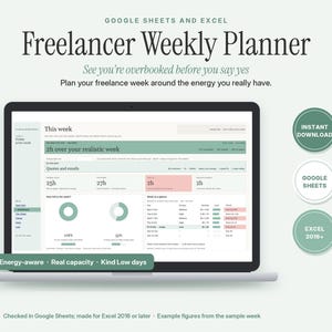 Op de afbeelding: Een digitale weekplanner-sjabloon voor Google Sheets en Excel weergegeven op een laptopscherm. De interface bevat een dashboard met grafieken, taakbeheer en planningstools. Tekst bevat Freelancer Weekly Planner.