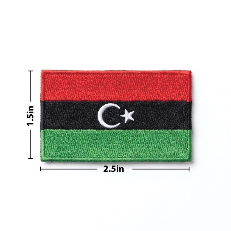 K&ouml;nnte beinhalten: Ein rechteckiger, gestickter Aufn&auml;her mit der libyschen Flagge. Der Aufn&auml;her ist 6,35 cm breit und 3,81 cm hoch. Das Flaggen-Design umfasst einen roten oberen Streifen, einen schwarzen mittleren Streifen mit wei&szlig;em Halbmond und Stern sowie einen gr&uuml;nen unteren Streifen.