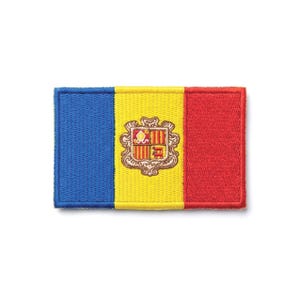 Puede incluir: Juego de tres tazas de cerámica con acabado mate moteado. Las tazas son de color crema, gris claro y gris oscuro. Cada taza tiene un diseño minimalista y un asa redondeada.