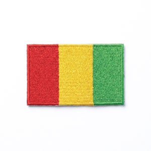 Può includere: Toppa ricamata rettangolare con un design tricolore verticale a strisce rosse, gialle e verdi. La toppa è probabilmente destinata all'applicazione su abbigliamento o accessori.