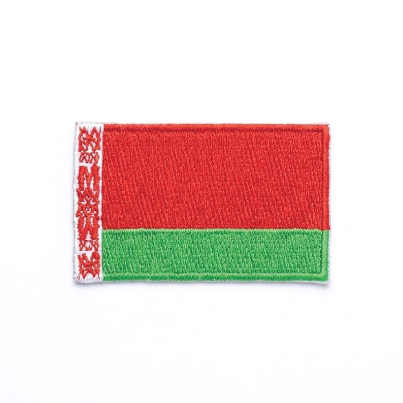 Pode incluir: Patch bordado com a bandeira da Bielorr&uacute;ssia. O patch retangular tem uma se&ccedil;&atilde;o superior vermelha, uma se&ccedil;&atilde;o inferior verde e uma faixa vertical branca com um padr&atilde;o vermelho e branco no lado esquerdo. Para costurar ou passar a ferro.