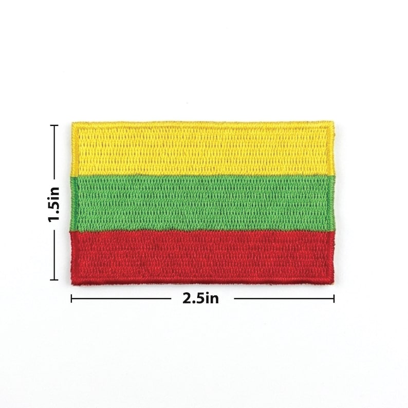 Puede incluir: Parche bordado con la bandera de Lituania. El parche rectangular mide 6,35 cm de largo y 3,81 cm de alto. El dise&ntilde;o de la bandera tiene tres franjas horizontales: amarilla, verde y roja, que representan los colores de la bandera lituana.